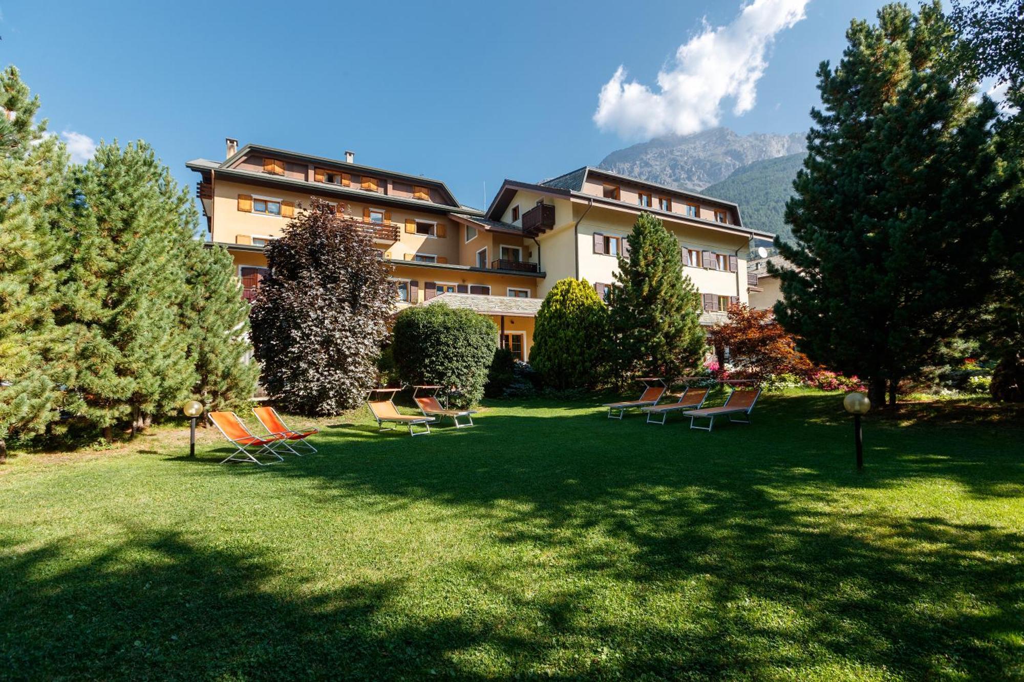 Sci Sport Rooms & Suites Bormio Bagian luar foto